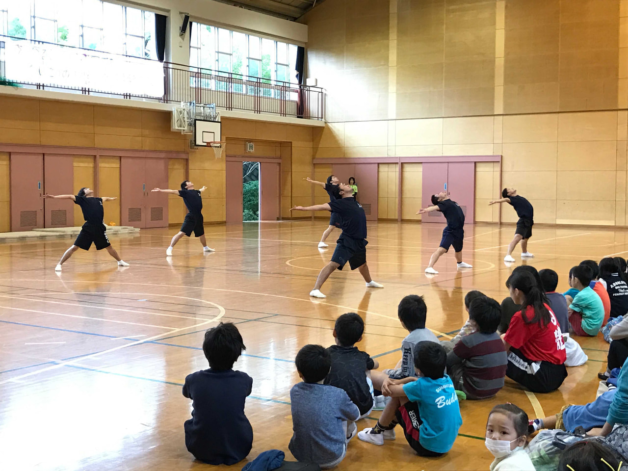 山下みどり台小学校　マット演技発表