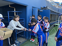 【女子】OG会による入学記念品贈呈式
