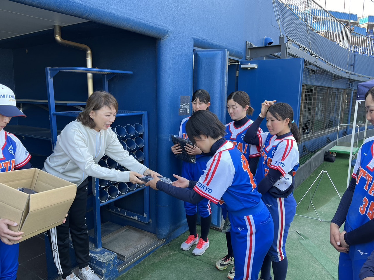 【女子】OG会による入学記念品贈呈式
